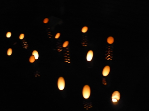 西町では光る石と竹の灯りがほんのりと辺りを照らしていました。こちらは竹の灯り。