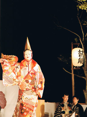 上野白鳳城秋の祭りに際して観阿弥、世阿弥を偲ぶ薪能が奉納される