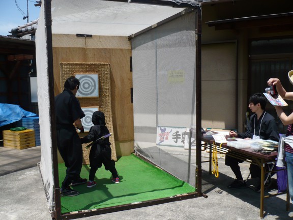 上野三之西町の手裏剣道場は、集議所前にも開設されます