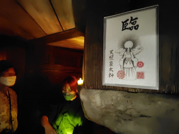 魔堅窟巡り